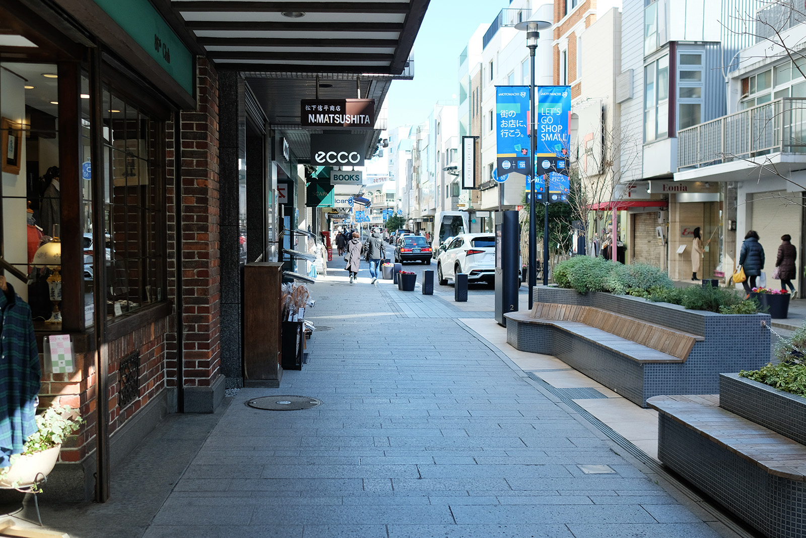 元町地区には、老舗が集まる商店街、横浜元町ショッピングストリートがある。